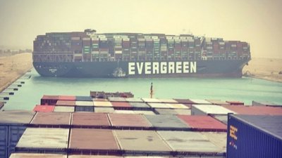 注册于巴拿马的长荣货柜船卡在苏伊士运河，导致苏伊士运河宣布双向暂停通行，大批货柜船在地中海与红海海域无法继续前行。