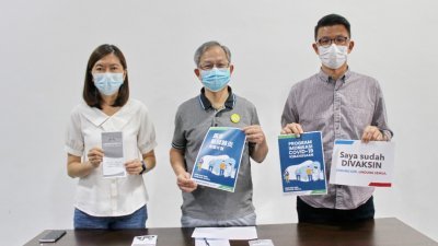 李文材（左2）呼吁民众不要抗拒接种疫苗。左起为黄诗情和陈家兴。
