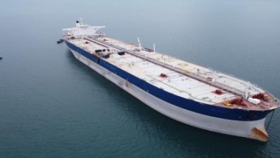 载有24名中国籍船员的油槽船，疑没有合法的航行保险文件，而被森甲海事执法机构的执法人员扣查。