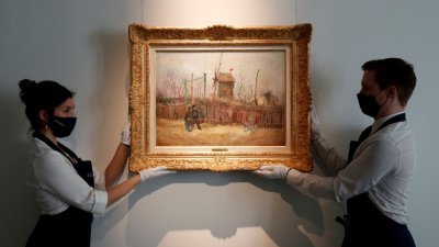 梵高一幅以巴黎街景为题材的作品，在周四的拍卖会上以超过1310万欧元（约6401万6249令吉）卖出。这幅画过去近100年由一个法国家族收藏，是少数私人收藏的梵高作品。（图取自路透社）