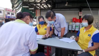 马华丹绒比艾区会来临办登记接种新冠肺炎疫苗流动服务柜台。