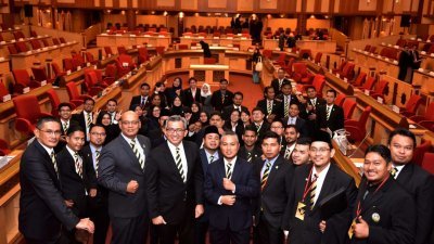 霹雳州青年议会自2016年推行，青年议员在庄严的议会厅内发表建议，协助州政府改善青年政策。（档案照）