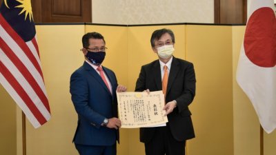 为了感谢帮助提升和发展日本国手的水平，日本驻马大使冈浩（右）颁发了2020年度日本外交部长奖给大马羽总会长丹斯里诺扎。