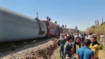 埃及索哈省26日发生两班列车互撞事故，造成至少32人死亡，66人受伤。（图取自法新社）