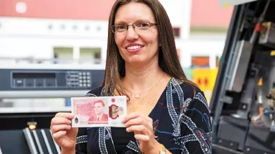 英格兰银行首席出纳员莎拉．约翰手持印有图灵头像的新版50磅钞票。-图取自美联社-