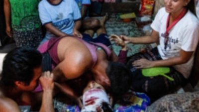 一名缅甸反政变示威者遭军方开枪射杀，其家属围著示威者的遗体失声痛哭。当天的镇压行动中，有超过90名示威者遭军方杀害，成了该国政变以来最血腥的一日。（路透社）