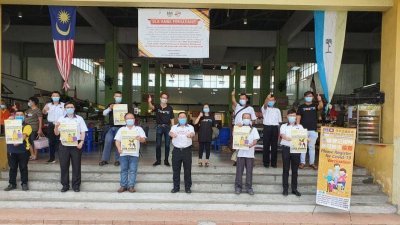 马华峇眼区会周日在峇眼花园巴刹，举行第9场“协助登记接种新冠疫苗”流动柜台服务。右3为陈诠峰。