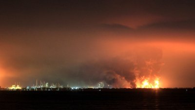 印尼国家石油公司位于西爪哇省巴龙加的一座炼油厂，周一凌晨在风雨交加中燃起熊熊大火。（图取自安塔拉通讯社/路透社） 