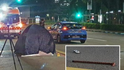 瘸脚独居老汉遭德士撞倒，疑被拖行30尺惨死。新加坡警方用蓝色帐篷将尸体盖住，肇事德士则停在一旁（大图）。车祸现场留下一根枴杖（小图）。