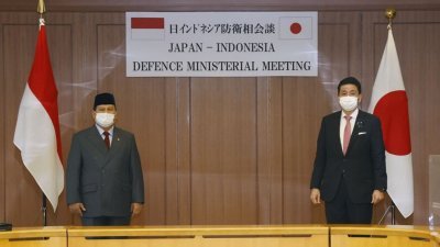 印尼国防部长普拉伯沃（左）和日本防卫大臣岸信夫（右）28日在东京会谈，会后表示，强烈反对中国任何会升高区域紧张的行动，并宣示强化合作，避免中国片面改变东海及南海现状。（图取自网络）