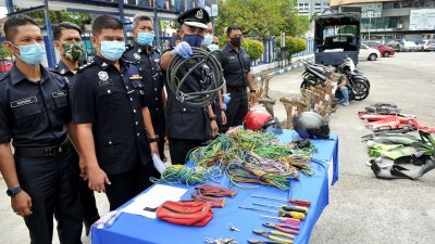 苏菲安（左３）展示警方在行动中，起获的电缆贼赃。