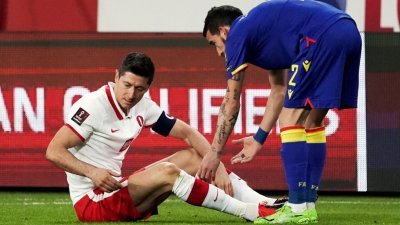 莱万多夫斯基（左）遭遇国际足联（FIFA）病毒，拜仁慕尼黑宣布波兰锋霸将养伤4周之久。