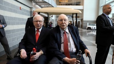 90岁高龄的巴菲特（左）专程飞赴加州，与合作了60多年的97岁老搭档芒格“合体”，2021年度股东大会的地点移师洛杉矶，这在巴郡的历史上前所未有。这是两人在2019的股东大会上合影。（图取自路透社）