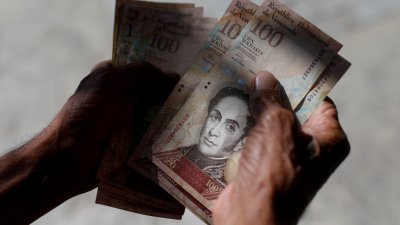 委内瑞拉政府当地时间周六公布，最低薪资上调几近3倍。然而，该国通货膨胀过于严重，调薪后的钱仍买不起一公斤肉品。 （图取自路透社档案照）