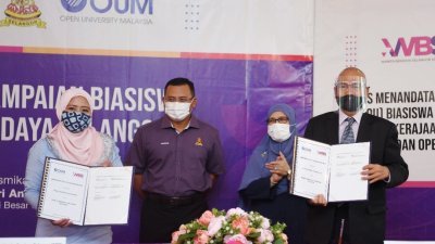 阿米鲁丁(左2)见证雪州妇女增值与马来西亚开放大学签署谅解备忘录，左起为西蒂卡玛丽亚、西蒂玛丽亚，以及曼苏法兹尔。