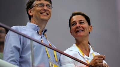比尔盖茨于2008年与当时仍是妻子的梅琳达到中国北京，观看北京奥运游泳比赛。-路透社-