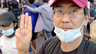 日籍自由记者北角裕树在仰光街头，采访缅甸民众反军事政变抗议活动。（图取自网络）