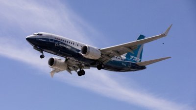 两名知情人士向路透社称，美国航空安全官员已要求美国航空巨企波音（Boeing）提供新的分析和文件，说明737 MAX飞机（图）上的多个子系统，不会受到上个月首次披露的3个区域电气接地问题的影响。 （图取自路透社档案照）
