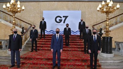 东道主英国外长拉布（中）和与会的其他G7外长拍摄大合照。（图取自法新社）