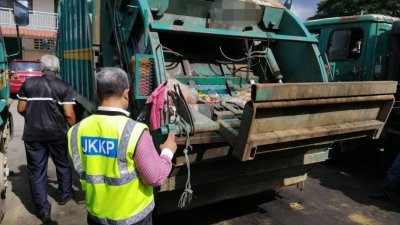 霹雳州职业安全与健康局官员前往调查发生事故的垃圾车。（当局提供图）