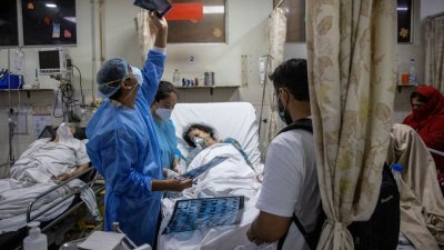 所有在印度神圣家庭医院（Holy Family Hospital）的病患、家属和工作人员深知医院病床、氧气和呼吸辅助器短缺，无法让所有送往医院的人都活著。