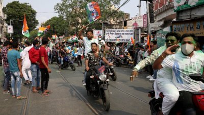 西孟加拉邦主要政党草根国大党的班纳吉当选西孟加拉邦首长后，其支持者涌上加尔各答街头庆祝。（图取自路透社）