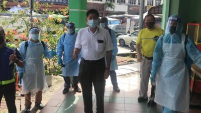 吴志祥（中）感激巴生市议会到加埔大街进行消毒工作。