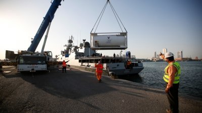 巴林首批医疗救援物资中的液氧贮罐，被吊上印度海军的巡防舰“塔瓦尔”号，准备运到印度解决当地的氧气危机。（图取自路透社）
