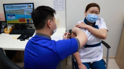 从去年12月30日首批医护人员接种，直至今年4月18日，新加坡已注射221万3888剂新冠肺炎疫苗。