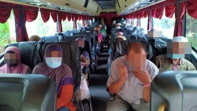 村民坐上巴士，被送往隔离中心隔离。（档案照）