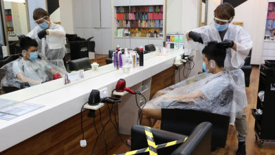 新山市政局管辖范围内的理发店可在行管令期间营业，但顾客不能逗留超过30分钟。（档案照）