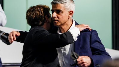 成功连任伦敦市长的萨迪克汗发表完胜利演说后，与妻子互相拥抱。（路透社）