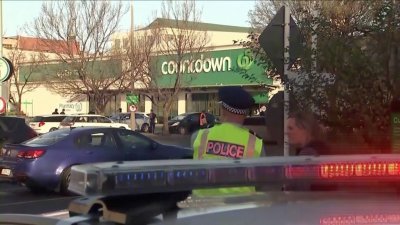纽西兰达尼丁的Countdown连锁超市，周一惊传歹徒持刀疯狂砍杀，导致4人受伤。（图取自TVNZ/路透社）