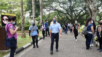 尤端详（中）于周一上午，到槟岛市政厅公园巡视SOP情况。