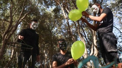 巴勒斯坦武装组织伊斯兰抵抗运动（哈马斯）的支持者，在“耶路撒冷日”（Jerusalem Day）的第2天，也就是当地时间上周六在巴勒斯坦加沙地带附近的城镇贝特拉希亚（Beit Lahiya），准备将带有燃烧装置的气球，越过北部边界飞向以色列。此举引起以色列国防军不满，后者上周日（9日）起关闭巴勒斯坦加沙地带捕鱼区。 （法新社）