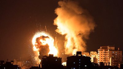 为回应巴勒斯坦武装组织哈马斯周一向以色列耶路撒冷及南部地区发射多支火箭炮，以军空袭加沙地带还击。(图取自法新社)