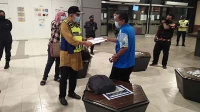 威北警方周二晚前往槟城中环广场及北海火车站展开监督防疫标准作业程序（S0P）行动。
