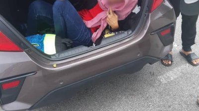 印尼籍女子被执法人员发现藏在后车厢。（图片取自网络）