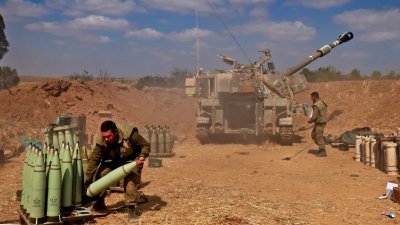 在以色列南部边界城市斯德罗特，以色列士兵周四向加沙地带发射155毫米自行榴弹炮。（图取自法新社）