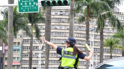 台湾各地周四下午突传停电，台北部分路段号志失灵，员警紧急调度暂以人力指挥交通。(图取自中央社)