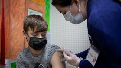 美国监管机构将辉瑞（Pfizer）疫苗的紧急使用授权，扩大至12岁至15岁少年。图为在宾夕法尼亚州的一名儿童，周三接受注射辉瑞疫苗。（图取自路透社）