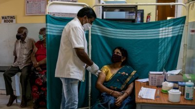 尽管疫情严峻，印度越来越多人抗拒接种疫苗。 这是南部城市班加罗尔，一名妇人在接受注射由印度血清研究所生产的国产疫苗COVISHIELD。（图取自路透社）

