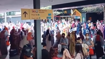 社交媒体流传，开斋节首日，新加坡巴耶利峇地铁站外聚集大批人潮。（照片取自社交媒体）