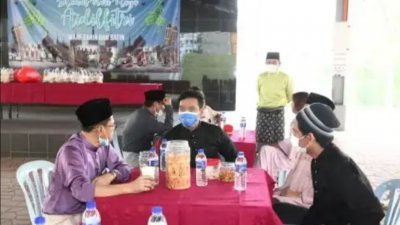 高教部总监拿督胡赛尼 (左1) 被指于开斋节举办活动，违反了标准作业程序。