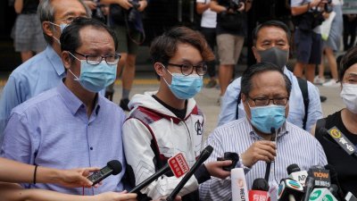 香港泛民主派人士蔡耀昌（前排左起）、陈皓桓和前立法会议员何俊仁在法庭开审前向传媒发表讲话。（路透社）