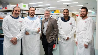 麦克米伦（中）领导的格里菲斯大学团队，研发抗新冠肺炎疗程，在老鼠的实验中发现能消灭体内99.9%的病毒。（图取自格里菲斯大学网站）