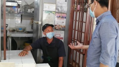 叶俊纬（右）到峇央峇鲁小贩中心关心小贩。