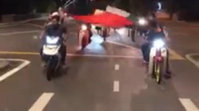 11名男子举起巴勒斯坦旗，在路上危险骑行的视频在网上广传。
