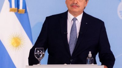 阿根廷总统府发布总统费尔南德斯周四的预录讲话，宣布严格防疫控管政策。（图取自阿根廷总统府/法新社）