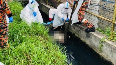 卫生局人员与消拯员将杨连喜的遗体从沟渠内移出。